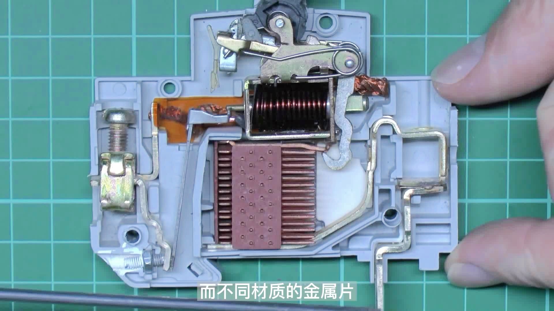 銑床與空壓機空氣凈化器的區(qū)別,銑床與空壓機空氣凈化器，深入解析頂級款57.39.62的差異與策略,高效計劃設(shè)計_英文版13.27.89