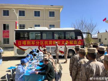 西藏發(fā)生地震后，子弟兵迅速行動，積極參與救援工作。其中包括組織集體獻(xiàn)血，為災(zāi)區(qū)受傷群眾提供醫(yī)療救治支持。子弟兵們的無私奉獻(xiàn)和勇敢行動展現(xiàn)了他們的擔(dān)當(dāng)和責(zé)任感，也體現(xiàn)了中華民族在災(zāi)難面前的團(tuán)結(jié)和力量。他們的行動不僅為災(zāi)區(qū)人民帶來了希望和溫暖，也鼓舞了更多的人們積極參與到救援和重建工作中。