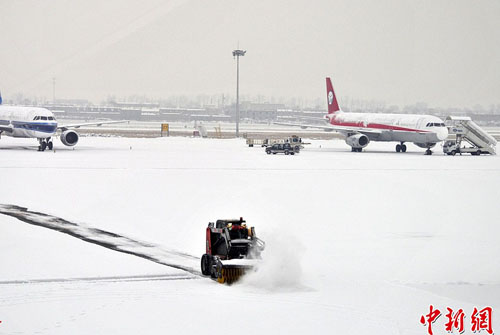 是的，由于英國出現(xiàn)大降雪，導致多個機場跑道暫時關(guān)閉，航班受到嚴重影響。建議關(guān)注最新的天氣預報和機場航班信息以獲取最新動態(tài)。