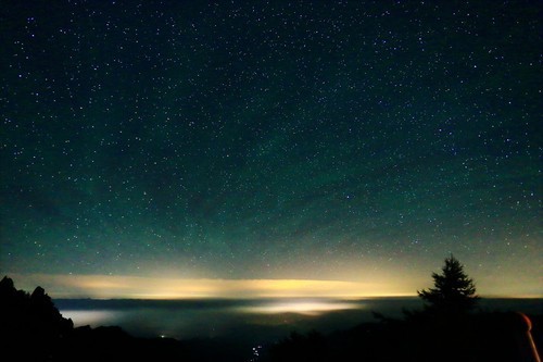 湖北一地夜空出現(xiàn)的神秘光圈可能是多種原因造成的，例如自然現(xiàn)象、人為因素等。目前，關(guān)于這一現(xiàn)象的回應(yīng)可能還沒有具體的科學(xué)解釋或官方聲明。，如果您對這一現(xiàn)象感興趣，建議您關(guān)注當(dāng)?shù)孛襟w報道或相關(guān)部門的官方聲明，以獲取更準(zhǔn)確的信息。同時，您也可以參考一些天文或自然現(xiàn)象的解釋，以了解可能的成因。不過請注意，對于未經(jīng)證實的現(xiàn)象，應(yīng)保持開放和理性的態(tài)度，避免過度猜測和誤解。