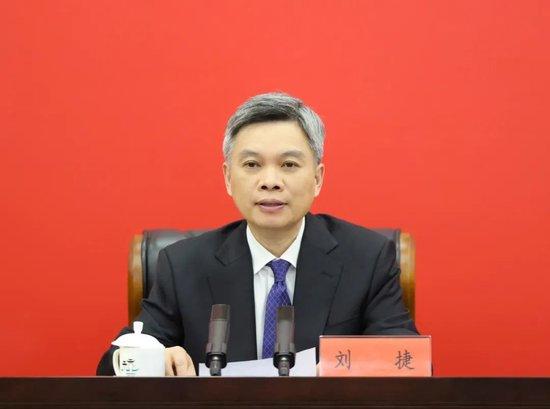 劉捷現(xiàn)任浙江省委副書記、省政府黨組書記、代省長(zhǎng)。，劉捷，男，漢族，浙江諸暨人，中國(guó)共產(chǎn)黨黨員，在職研究生學(xué)歷，工學(xué)博士，高級(jí)工程師。劉捷同志是一位經(jīng)驗(yàn)豐富的領(lǐng)導(dǎo)干部，他在多個(gè)領(lǐng)域都有卓越的工作表現(xiàn)和豐富的管理經(jīng)驗(yàn)。作為浙江省代省長(zhǎng)，他將承擔(dān)起推動(dòng)浙江經(jīng)濟(jì)社會(huì)發(fā)展、促進(jìn)政府工作高效運(yùn)行等重要職責(zé)。