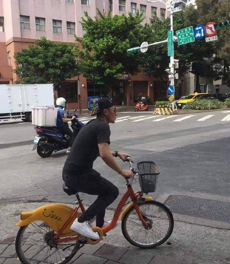 吳克群騎電動(dòng)車街邊買水果