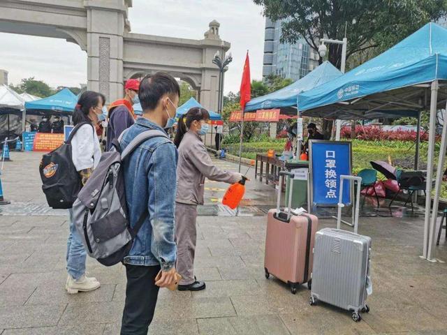 高?；貞?yīng)保安阻止拿外賣學(xué)生進(jìn)校園