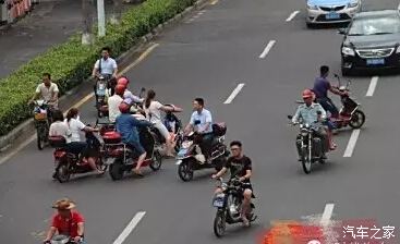 騎無牌電動車隨意橫穿車流被撞負全責