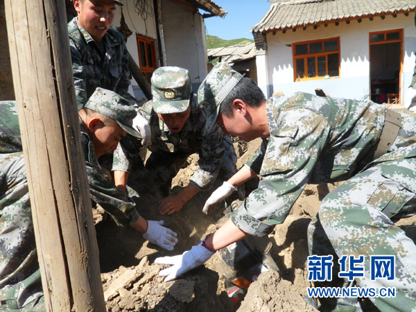 西藏地震后子弟兵組織集體獻血