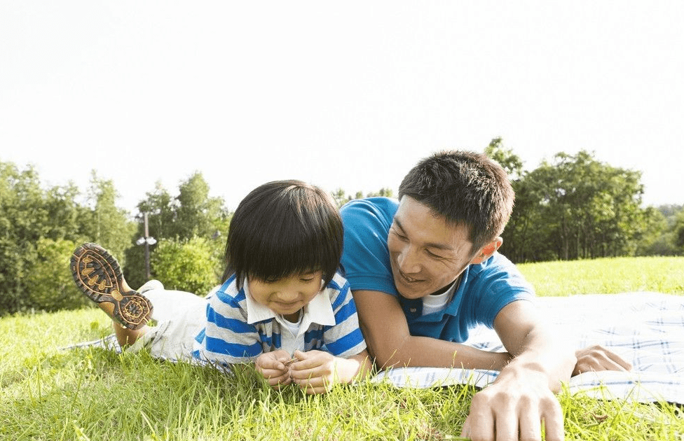 澳ⅰ門天天好彩,媽媽背小孩摔倒 爸爸飛速奔向孩子