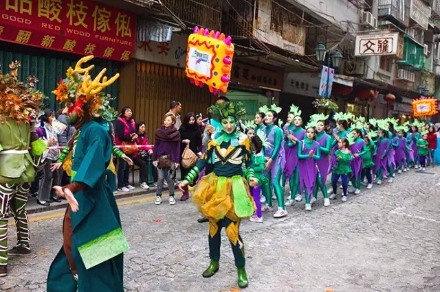 澳門天天彩資料正版免費(fèi),山東眾人排隊(duì)拜年 隊(duì)伍綿延數(shù)百米